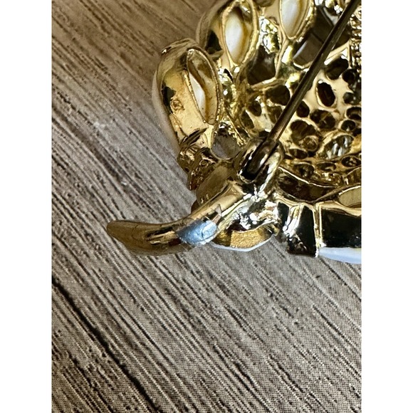 Rare Beautiful Vintage WEISS Milk Glass Brooch Pin Gold Tone Leaf Pattern - Picture 9 of 9